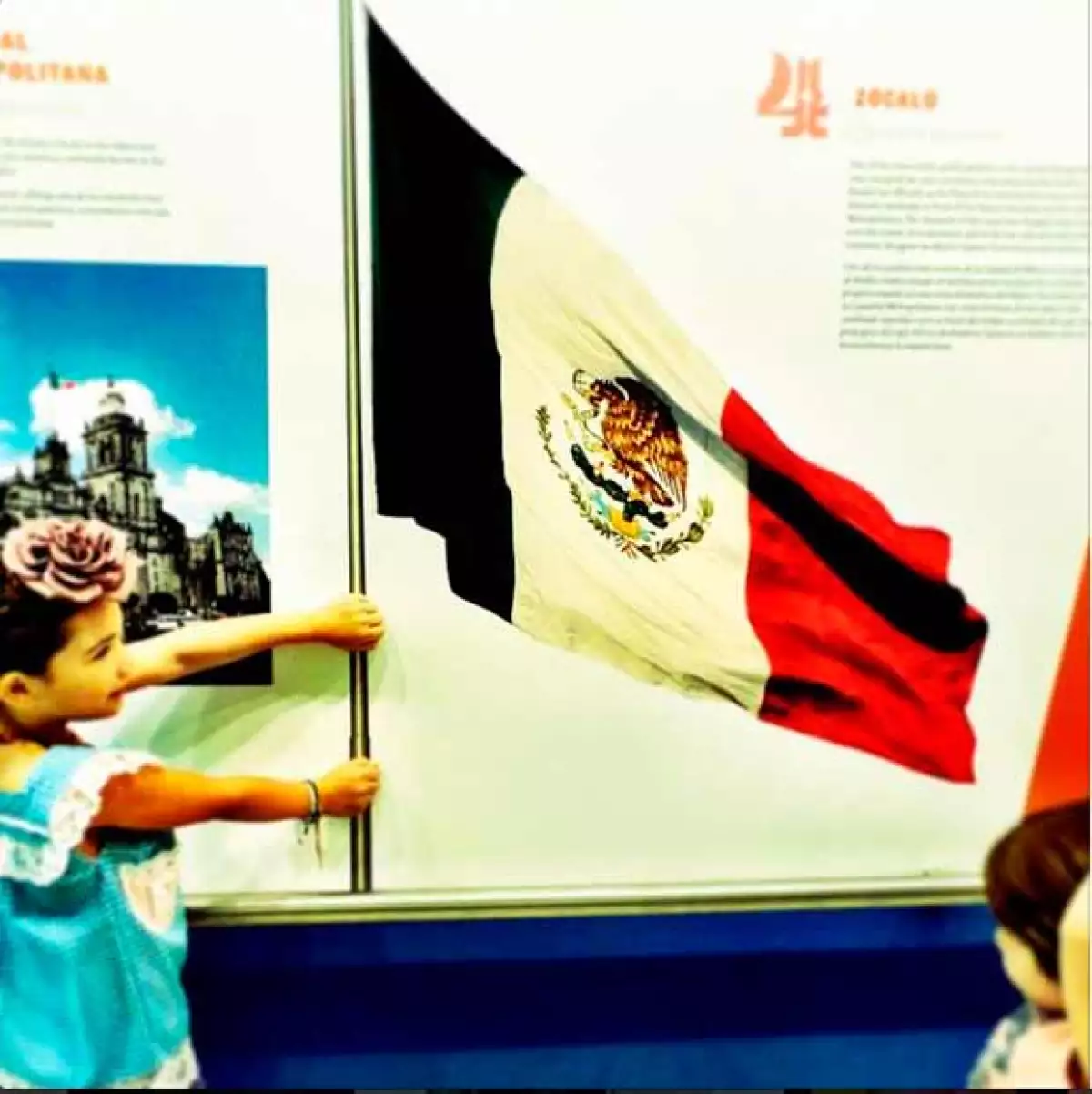 La mexicana enseña a sus hijos a amar a su país.