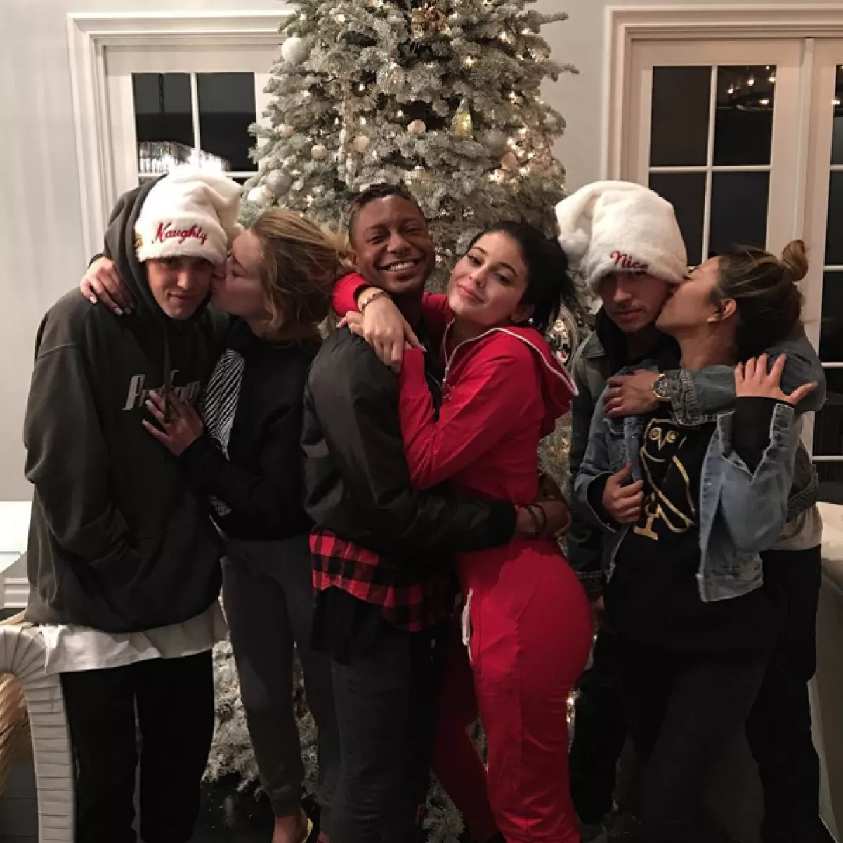 Kylie y sus BFF se divierten y hacen reuniones navideñas.