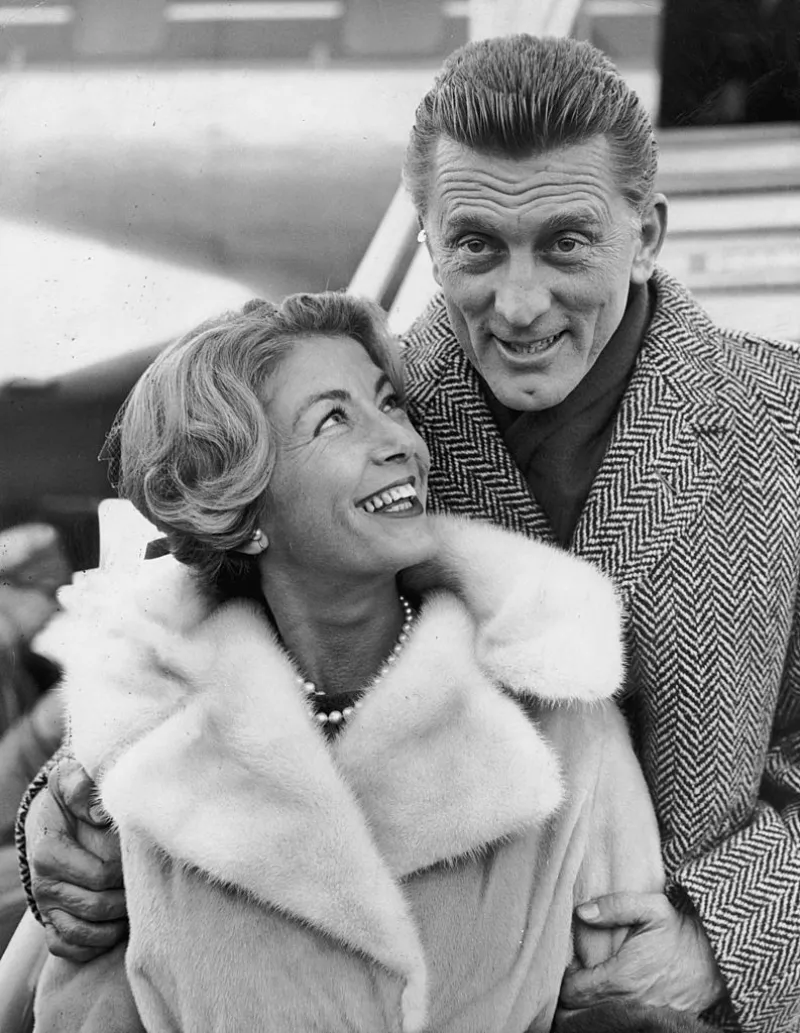Anne Buydens y Kirk Douglas