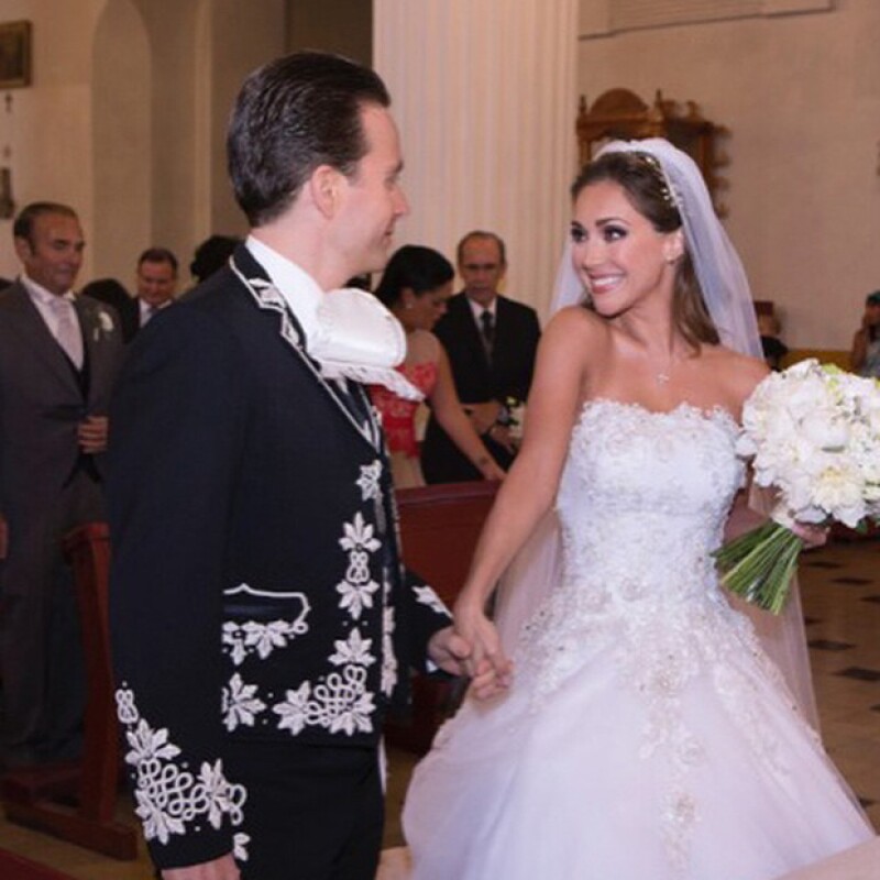 Anahí reveló que su vestido de novia intervenido por artesanas de Chiapa de Corzo fue su mejor regalo de bodas.