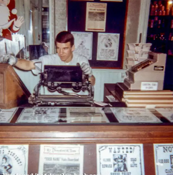 Steve Martin trabajaba en el parque dentro de la tienda de magia