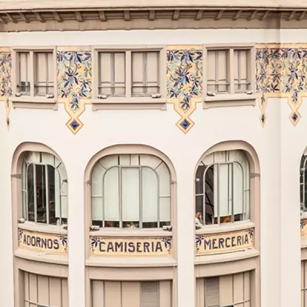 En 1914 la construcción original sufrió un incendio y en 1921, el almacén de varios pisos se reinauguró mostrando la fachada que perdura actualmente.