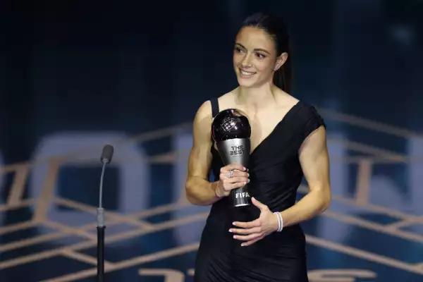 Aitana Bonmatí recibe el premio a Mejor jugadora de la FIFA 2023.