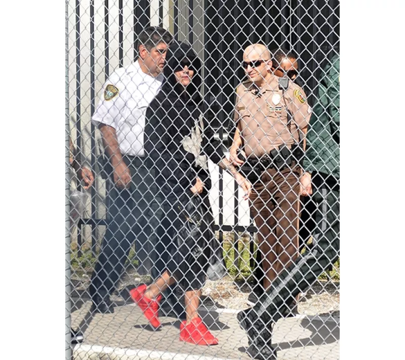 El día de hoy se filtró un video de la estación de policía en la que fue registrado el cantante tras su arresto la madrugada del 23 de enero en Miami.