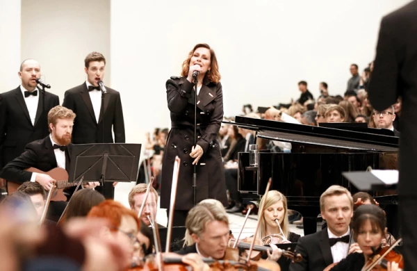 Alison Moyet performing live at the Burberry Womenswear Spring _ Summer 2016 Show_002