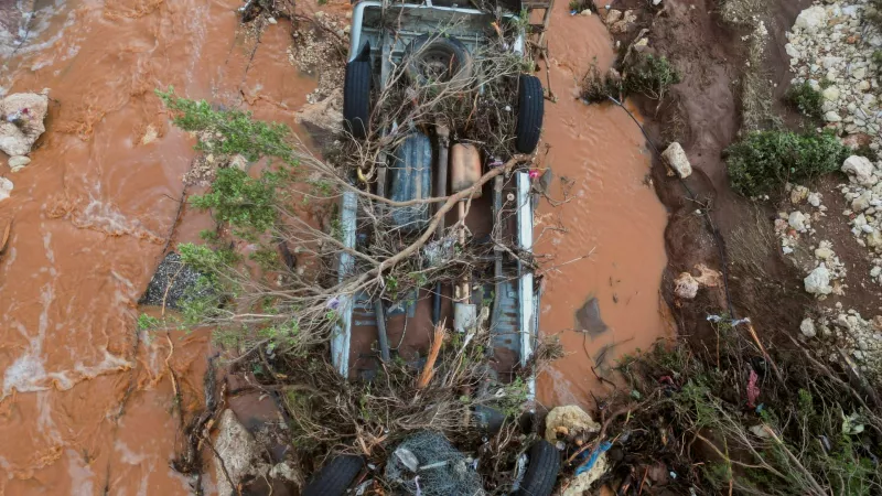 Vista aérea de un coche dañado y agua de inundación en una carretera mientras una fuerte tormenta y fuertes lluvias golpean la ciudad de Shahhat, Libia, el 11 de septiembre de 2023. REUTERS/Ali Al-Saadi.