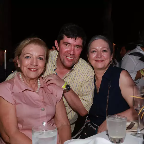  María Cristina de Carrasco , Óscar y Ana María Currea