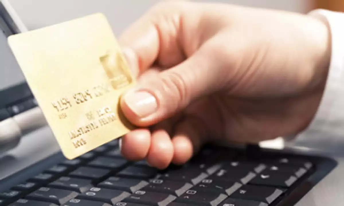 Santander recomendó a los usuarios de tarjetas que, antes de comprar en Internet, revisen si el sitio es seguro. (Foto: Photos to Go)