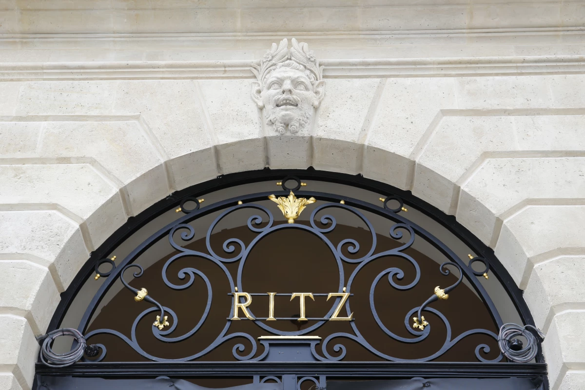El hotel es uno de los más renombrados entre turistas de lujo y viajeros internacionales en la capital francesa.