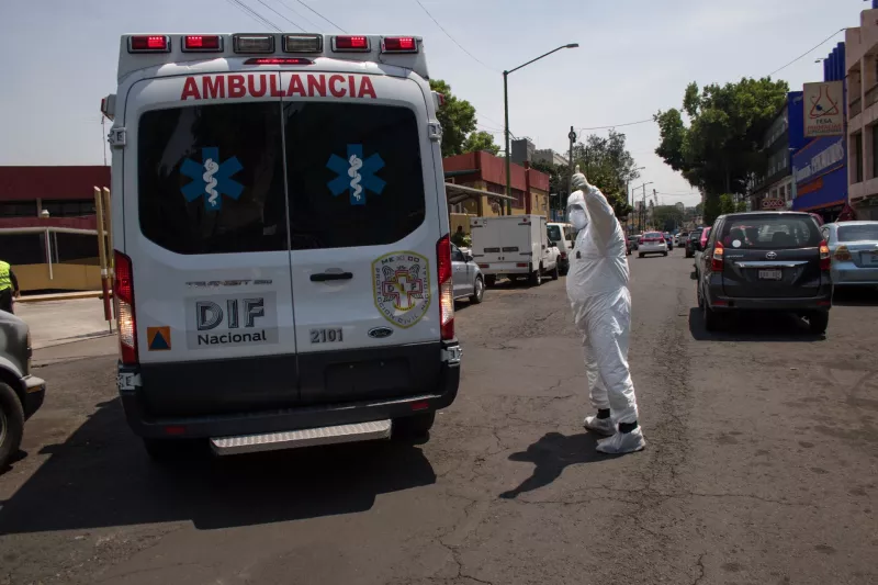 Un paramédico se despide luego de que espero por más de una hora y no pudo canalizar para su atención al paciente que trasladaba en el Hospital General.