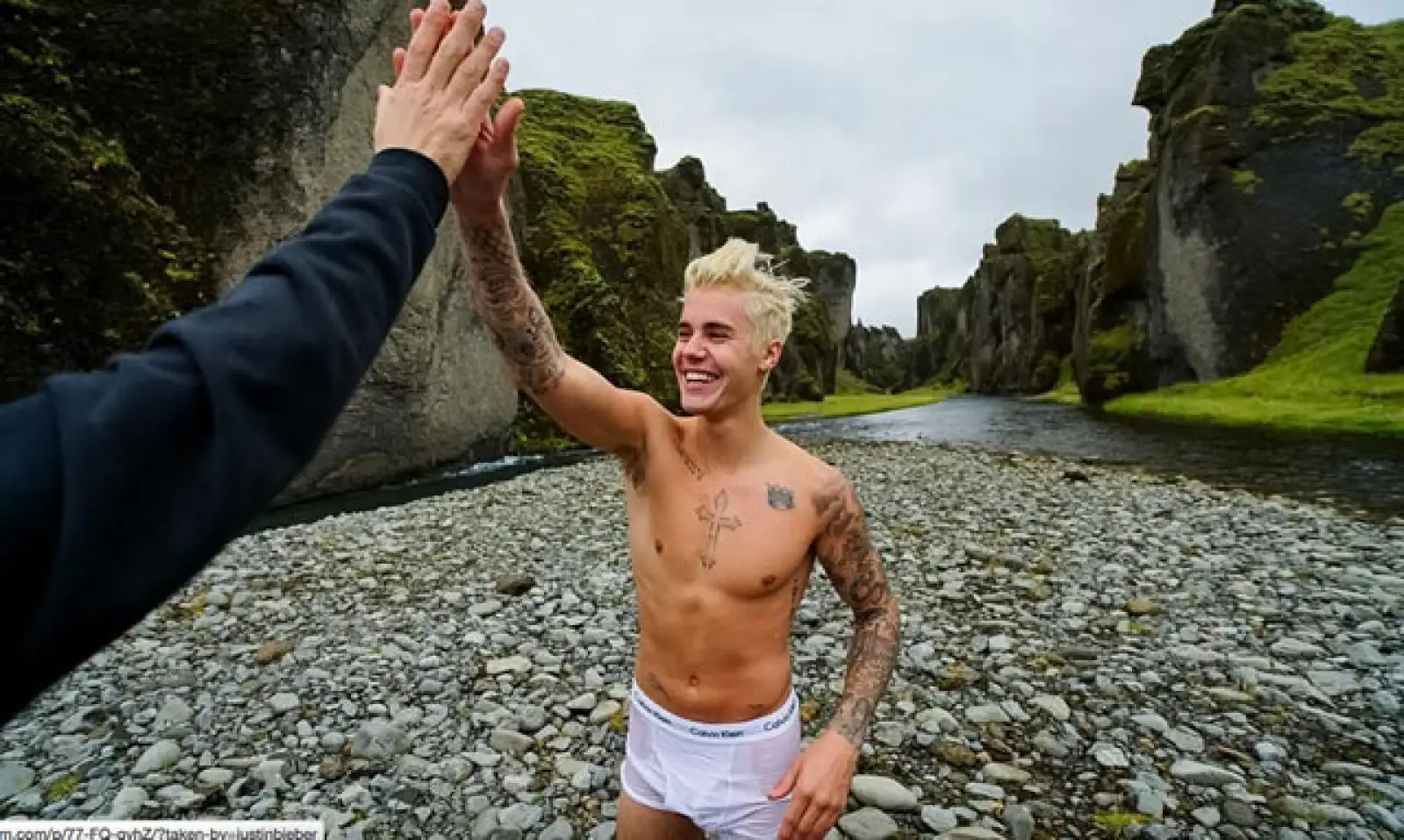 Glacier dip! Justin Bieber pasó unos divertidos días en Islandia.