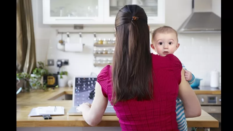 madre ocupada nino bebe computadora