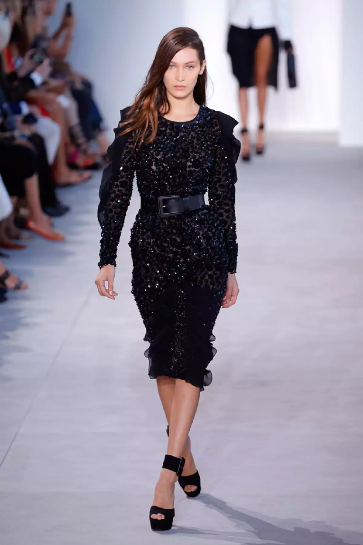 La guapa modelo no pudo controlar sus plataformas de 15 centímetros y terminó por caerse al suelo.