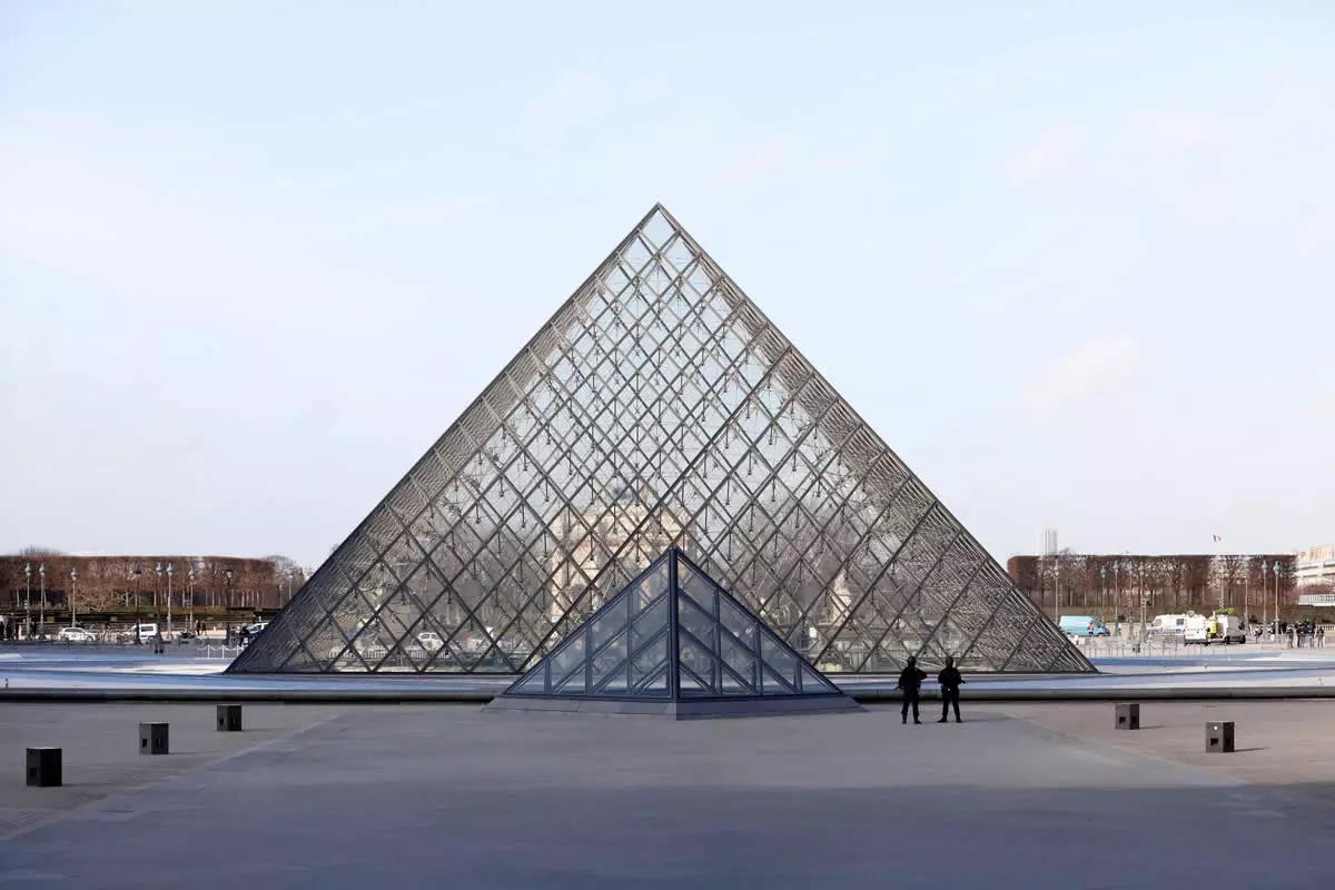 Pirámide Museo de Louvre