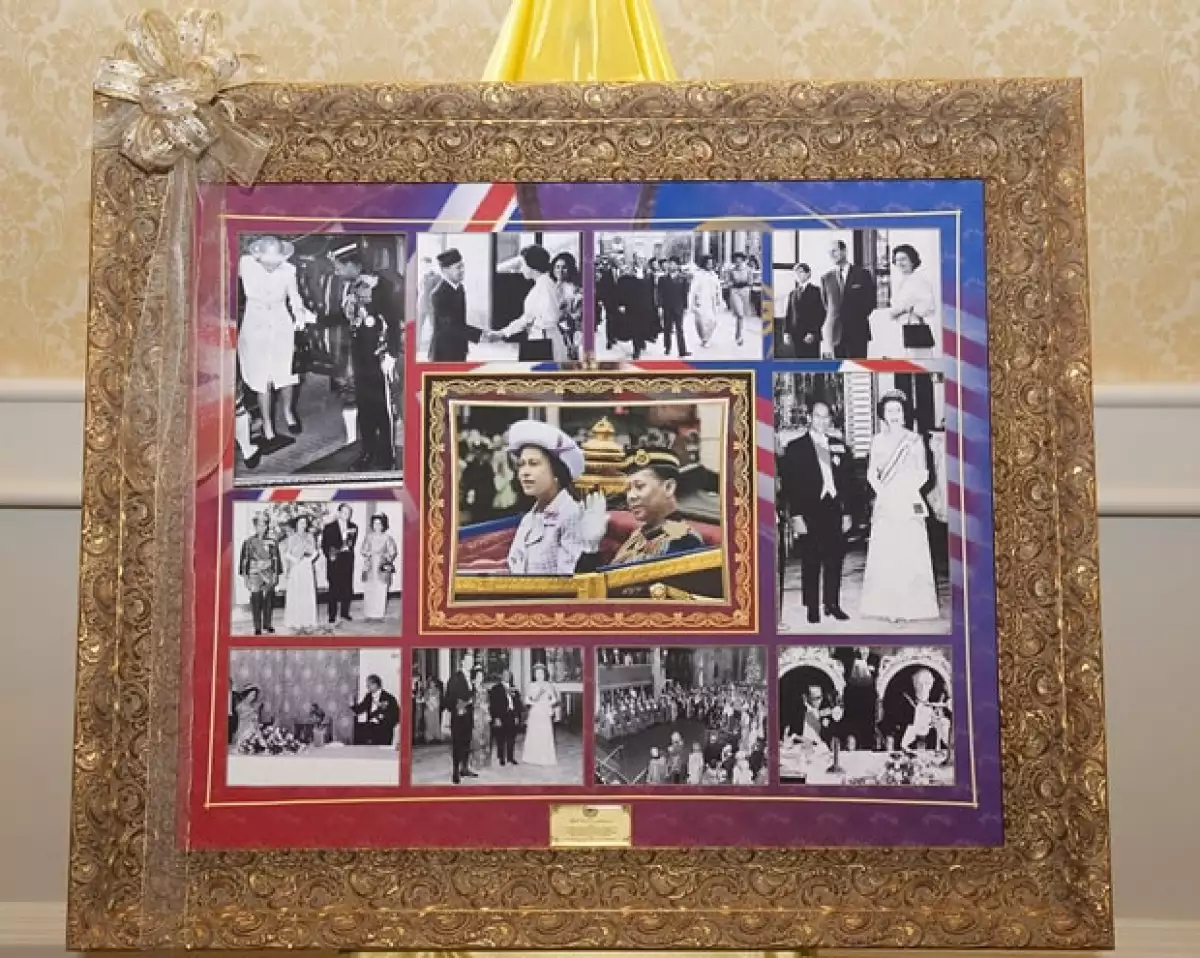 La Duquesa se encuentra en este país junto a Guillermo, la noche de este jueves deslumbró con un vestido digno de una Princesa. La pareja británica recibió majestuosos regalos.