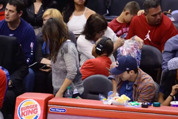 La actriz utilizó un suéter holgado que no permitió ver con claridad su vientre.