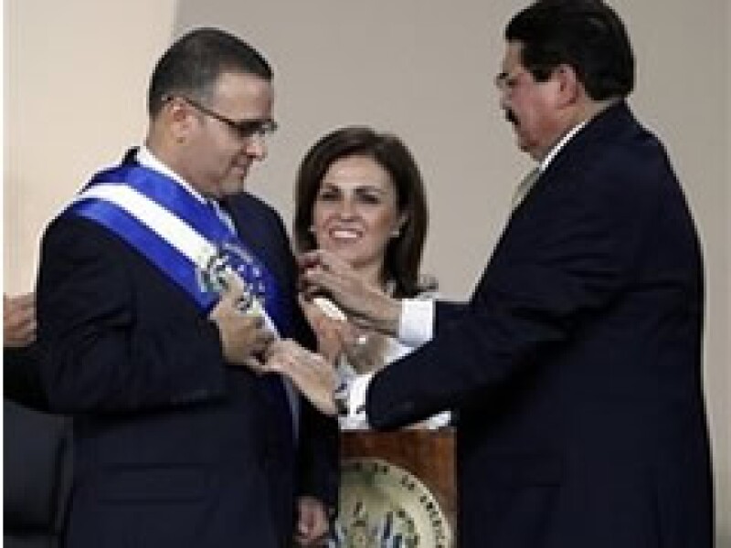 El presidente salvadoreño asumió en una sesión en la Asamblea Legislativa. (Foto: AP)
