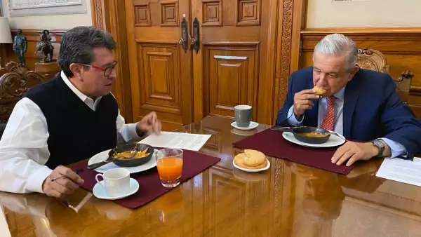 AMLO y Ricardo Monreal desayunando juntos en Palacio. 