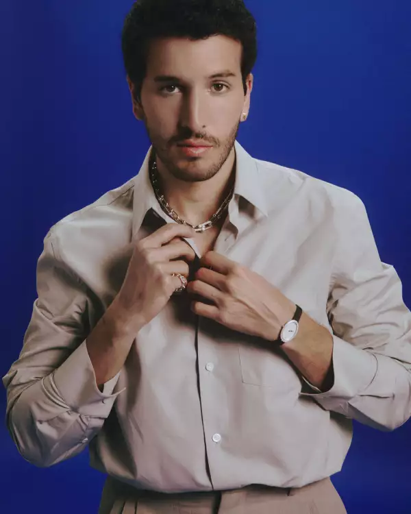 Foto: Alonso Díaz, Camisa: Bottega Veneta, Joyería: Tiffany & Co. 