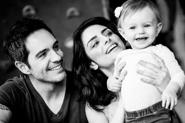 Mauricio Ochmann, Aislinn Derbez y Kailani.