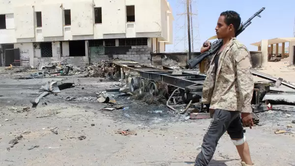 La CIA advierte que el grupo terrorista busca nuevas formas para flitrarse a Occidente. En la foto, un miembro de seguridad hace un recorrido tras un ataque de ISIS en Libia este jueves.