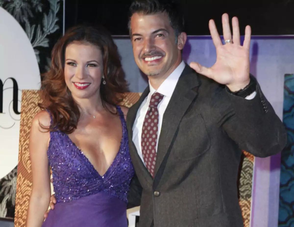 La pareja contrajo matrimonio por lo civil en una ceremonia sorpresiva hasta para sus invitados. El conductor no negó ni confirmó los rumores.