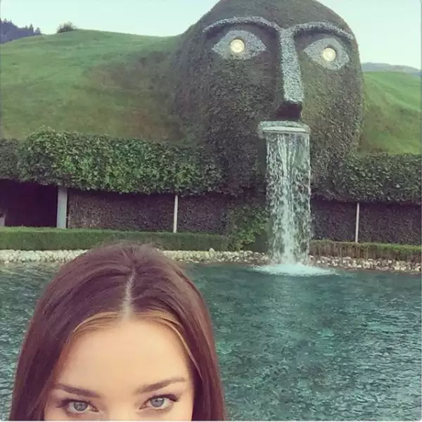 Karlie Kloss y Taylor Swift derrocharon glamour y la cantante no podía dejar de compartir esta imagen.