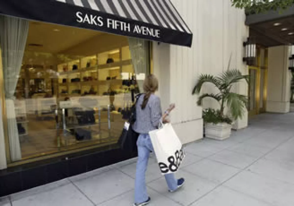 Saks dijo el lunes pasado que abriría cuatro tiendas Off Fifth este año, y que cerrará 6 tiendas Saks. (Foto: AP)