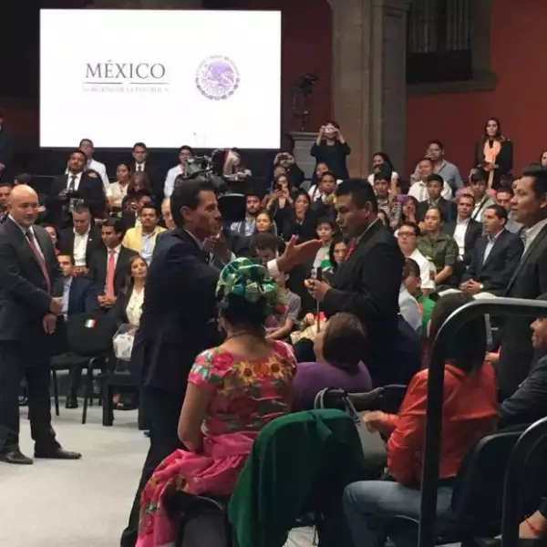 Se reúne con jóvenes