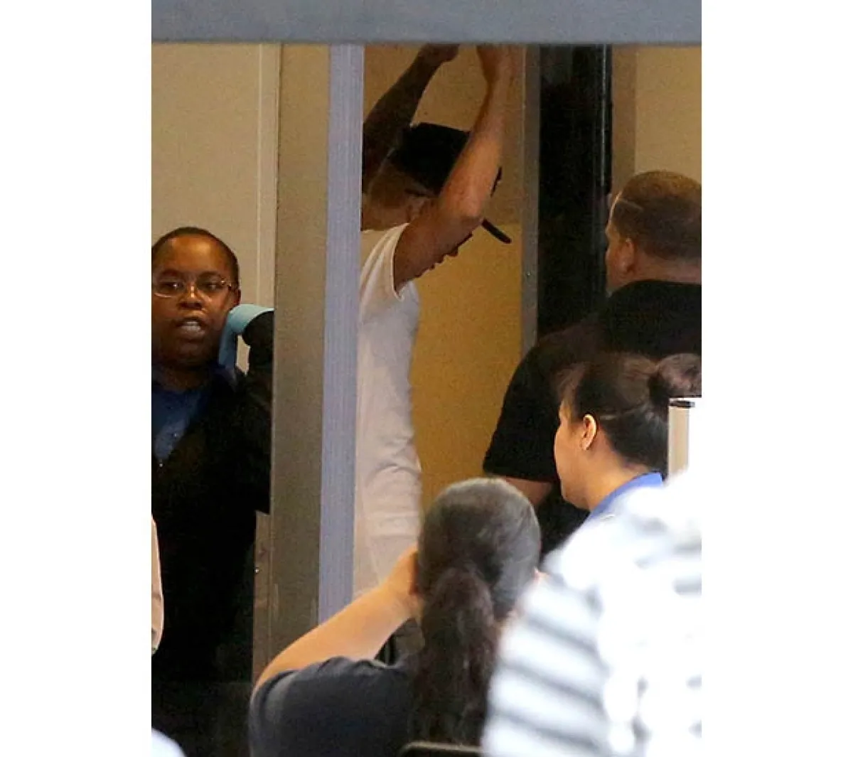 La policía registró a Bieber de pies a cabeza, a lo que él simplemente levantó las manos para que hicieran su trabajo.
