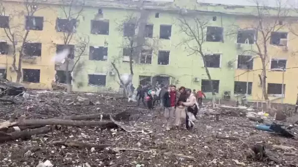 Destrucción del hospital infantil de Mariupol mientras continúa la invasión rusa de Ucrania, en Mariupol, Ucrania, el 9 de marzo de 2022 en esta imagen fija de un video.