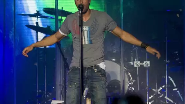 Enrique inició su presentación con casi una hora de retraso.