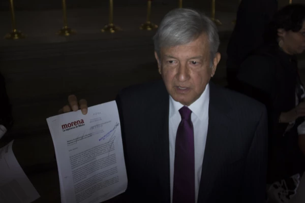 AMLO al momento de entregar una carta al presidente de la Corte de Justicia respecto a la consulta popular energetica.