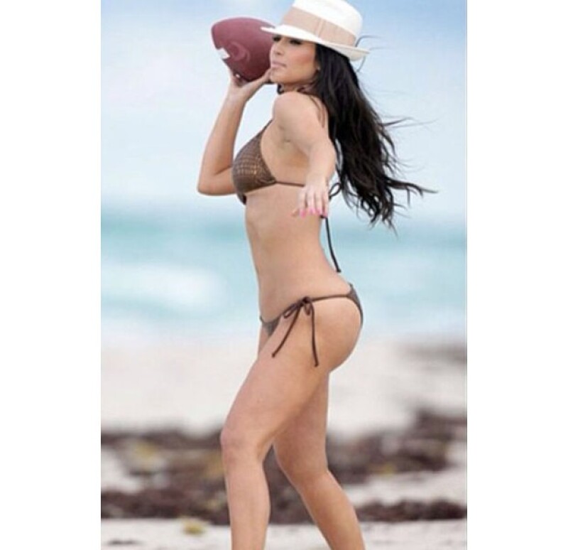 Kim, siempre muy pendiente de todo lo que pasa en el medio, no dejó pasar la ocasión para presumir sus sensuales dotes de mariscal de campo.