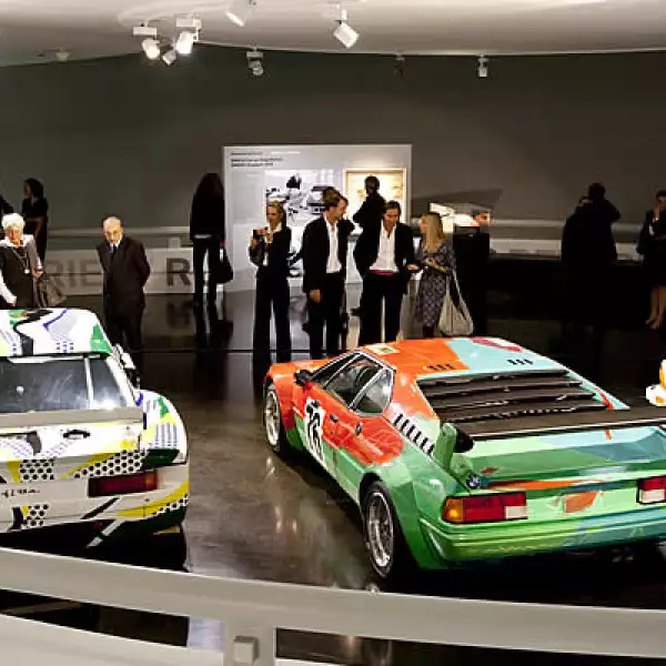 17 artistas de 9 países han contribuido a la colección.