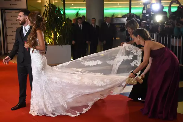 Para su boda con Lionel Messi, Antonella Roccuzzo eligió un diseño Rosa Clará.