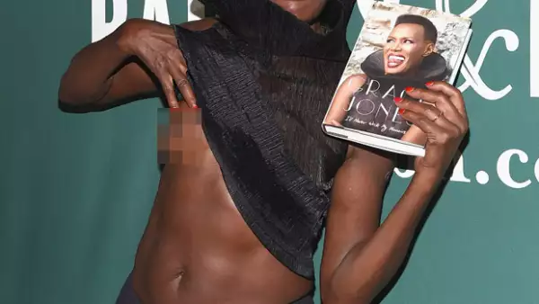 A sus 67 años, la polémica cantante Grace Jones no tuvo ningún reparo en levantarse la blusa a su llegada al evento promocional de su autobiografía.