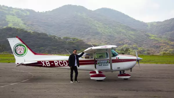 Víctor González Herrera esta frente a su avioneta antes de lanzar 15,000 bombas de vida para reforestar, de la mano de SíMiPlaneta