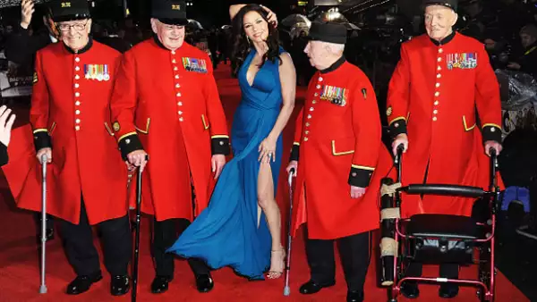 Todos los ojos (especialmente los de los 'Chelsea Pensioners') se posaron sobre la actriz, después de que el viento estuviera a punto de hacerla enseñar de más con su arriesgado vestido.
