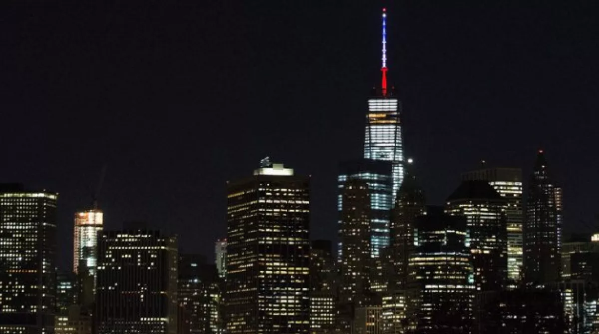 Se anunció que algunos edificios se pitaron con colores de la bandera de Francia.