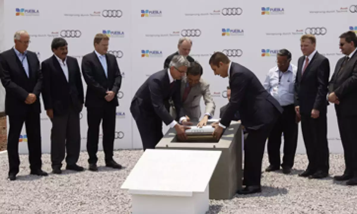 Directivos de la firma y funcionarios colocaron la primera piedra y una cápsula del tiempo. (Foto: Notimex)