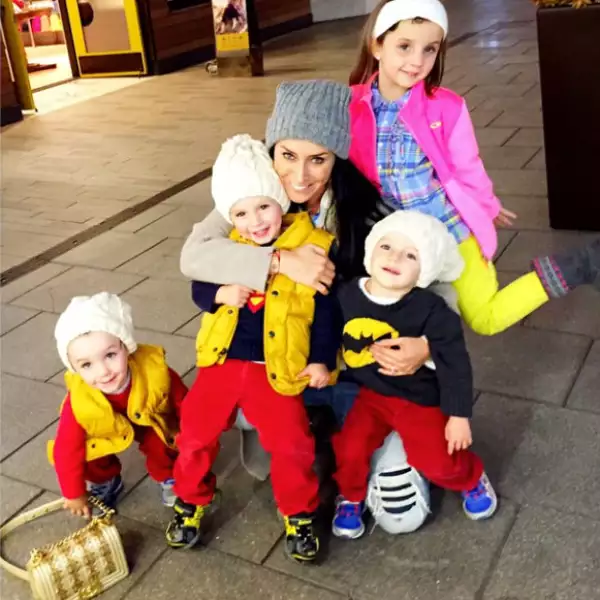 Bien abrigados y felices posaron junto a su mamá en esta foto.