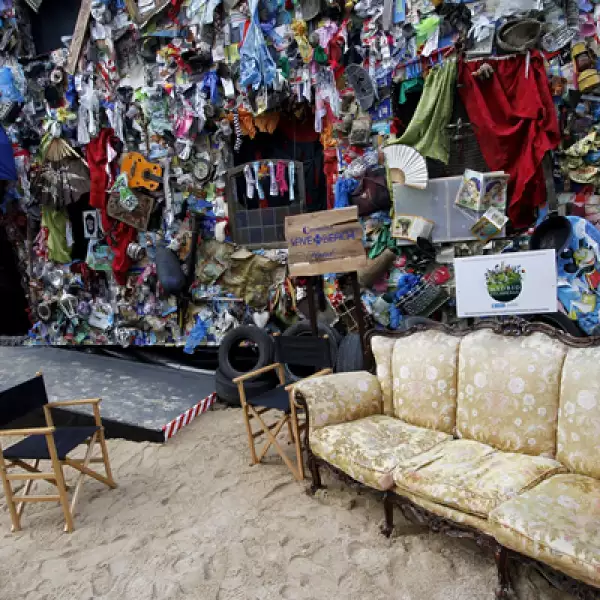 El hotel “Corona Save The Beach” está construido con doce toneladas de residuos encontrados en diversas playas europeas.