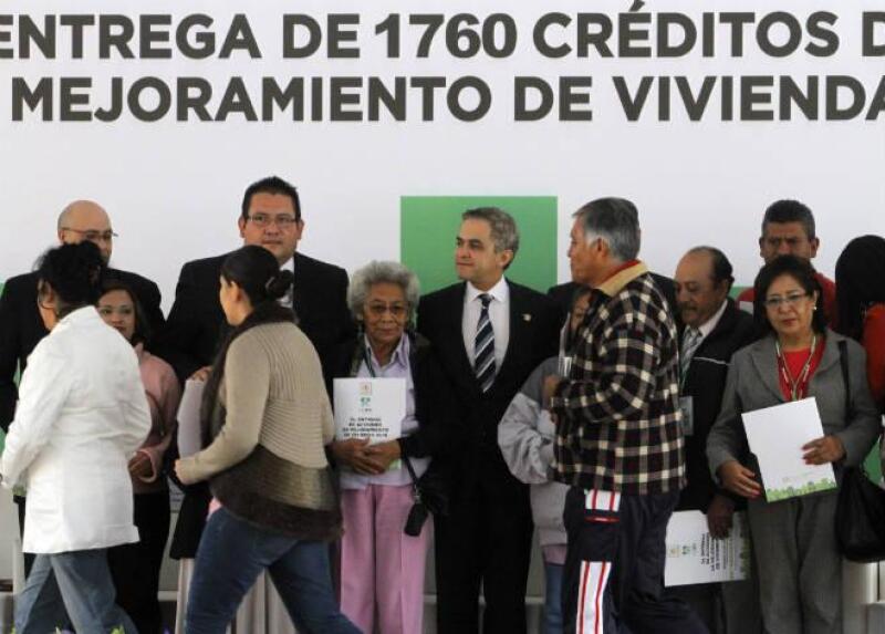Entrega de cr�ditos para mejoramiento de vivienda en la Ciudad de M�xico