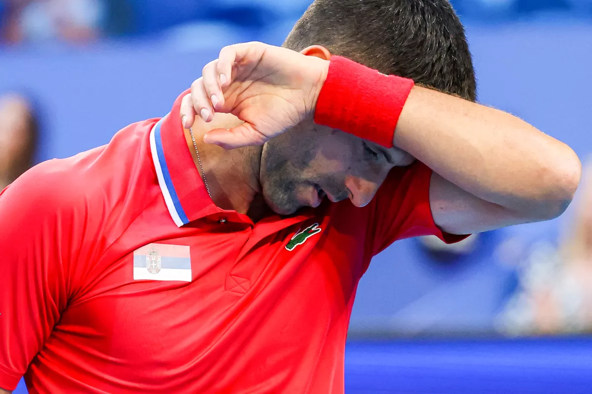 Novak Djokovic disminuyó su nivel de juego luego de que presentara molestias en la muñeca.