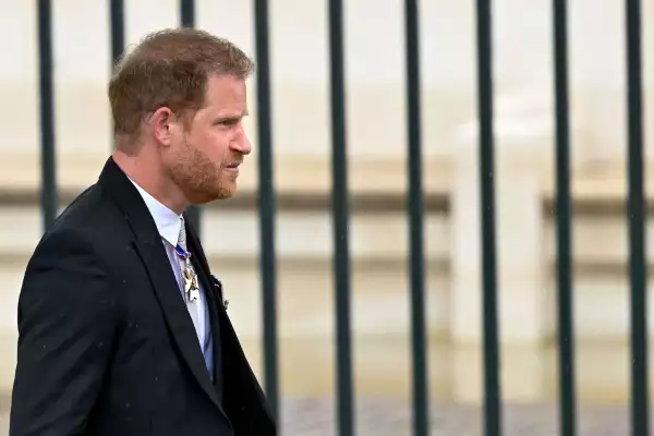 El príncipe Harry duque de Sussex en la coronación de su papá el rey Carlos III
