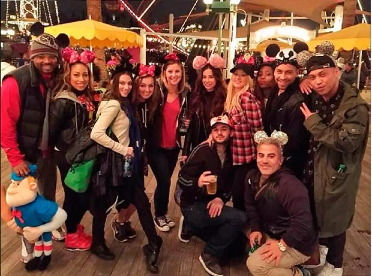 La cantante publicó en Instagram una fotografía de su celebración junto a un grupo de amigos y su inseparable prometido Matthew Rutler.