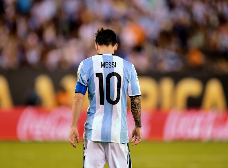 El futbolista debutó en la selección argentina en un amistoso contra Paraguay, donde anotó el último gol del encuentro.