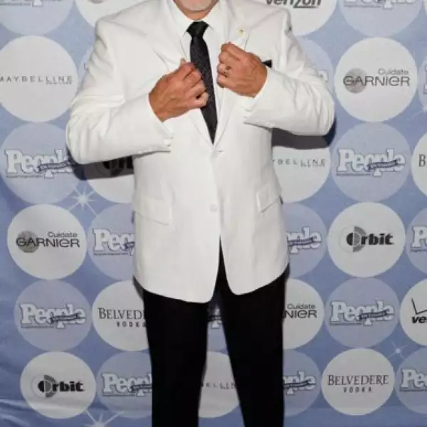 El productor cubanoamericano Emilio Estefan optó por una combinación en blanco y negro. En casa se quedó su también famosa esposa, Gloria.