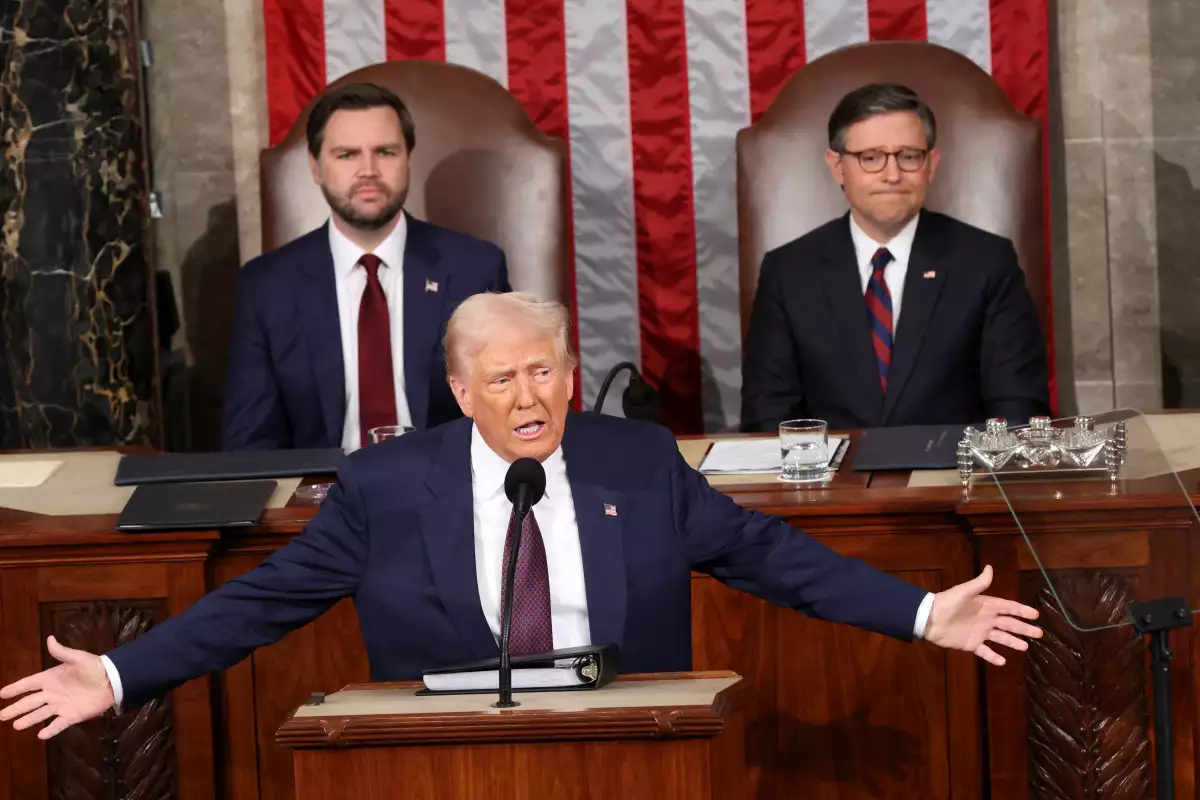 El presidente de los Estados Unidos, Donald Trump, hace gestos mientras pronuncia un discurso en una sesión conjunta del Congreso, en la Cámara del Capitolio de los Estados Unidos en Washington, D.C., EE. UU., el 4 de marzo de 2025.